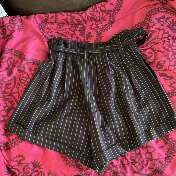 Size 6 Nunui short. Navy blue with white pin stripes - Picture 4 of 5